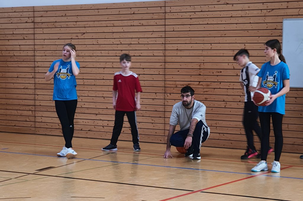 Basketballtraining im Mittagsband mit Antonio Cañamera von ALBA Berlin